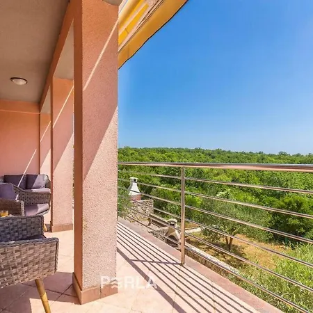 Tatil Evi Nicki With Sea View And Pool Pinezići